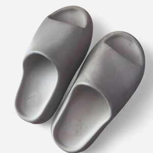 Yeezy Slides in “bone” color